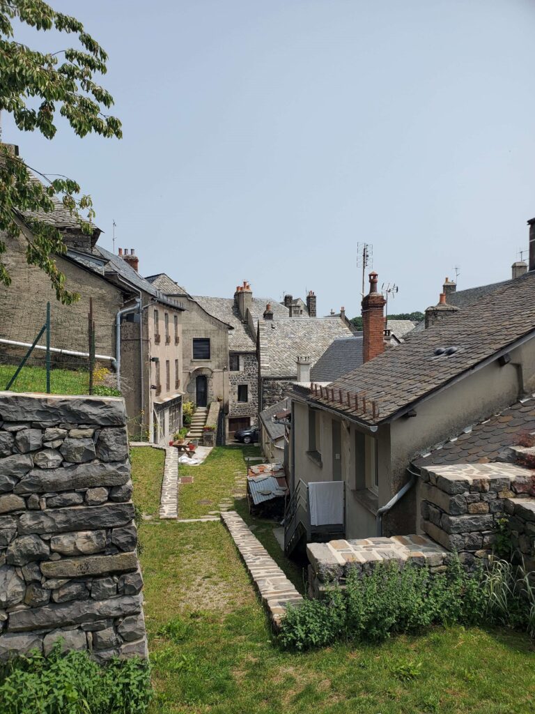 Désimperméabilisation et enherbement d'une rue anciennement bitumée à Laguiole, pour l'amélioration du cadre de vie des habitants